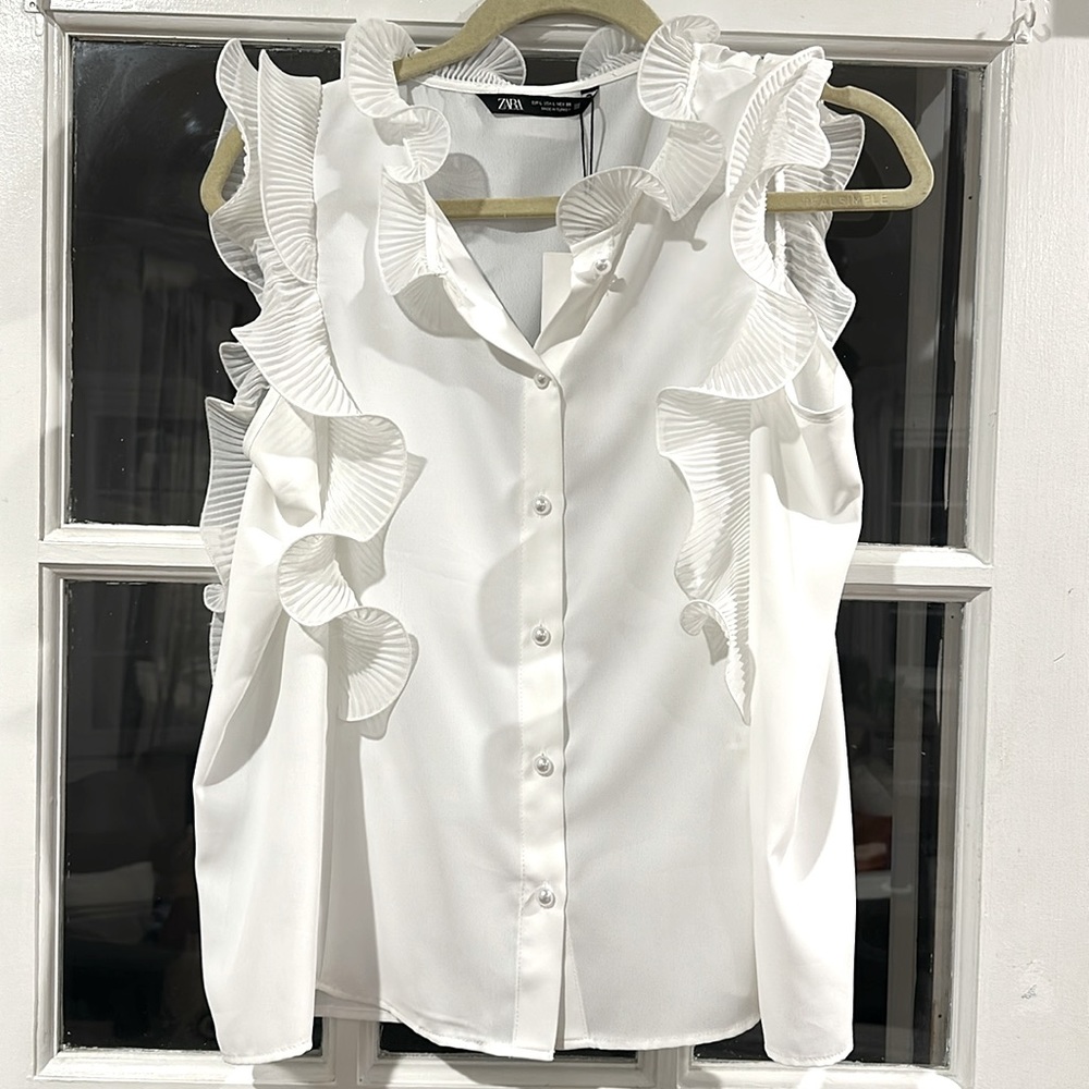 NWT ZARA RUFFLE SLEEVELESS BLOUSE- pearl buttons